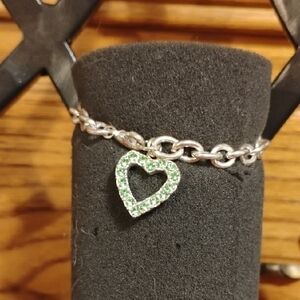 ✨ Silver Tone Bracelet w/ Green Heart Pendant ✨